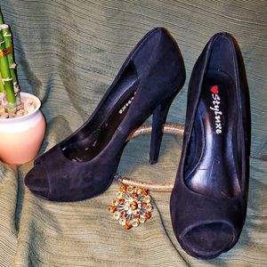 Black faux suede heel open toe Styluxe size 5.5